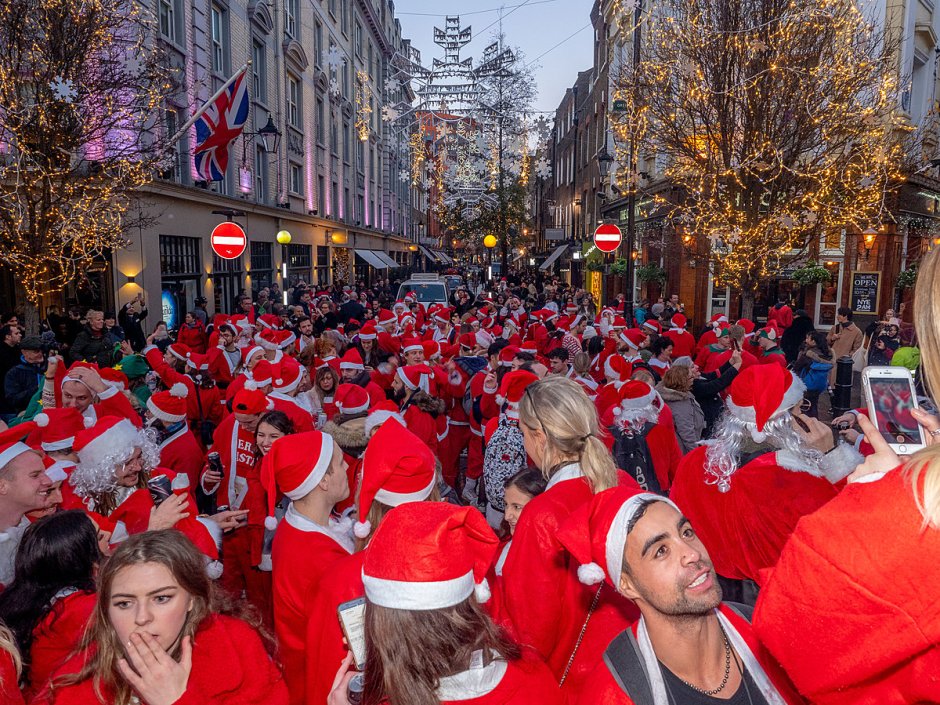 Парад Санта Клаусов в Лондоне