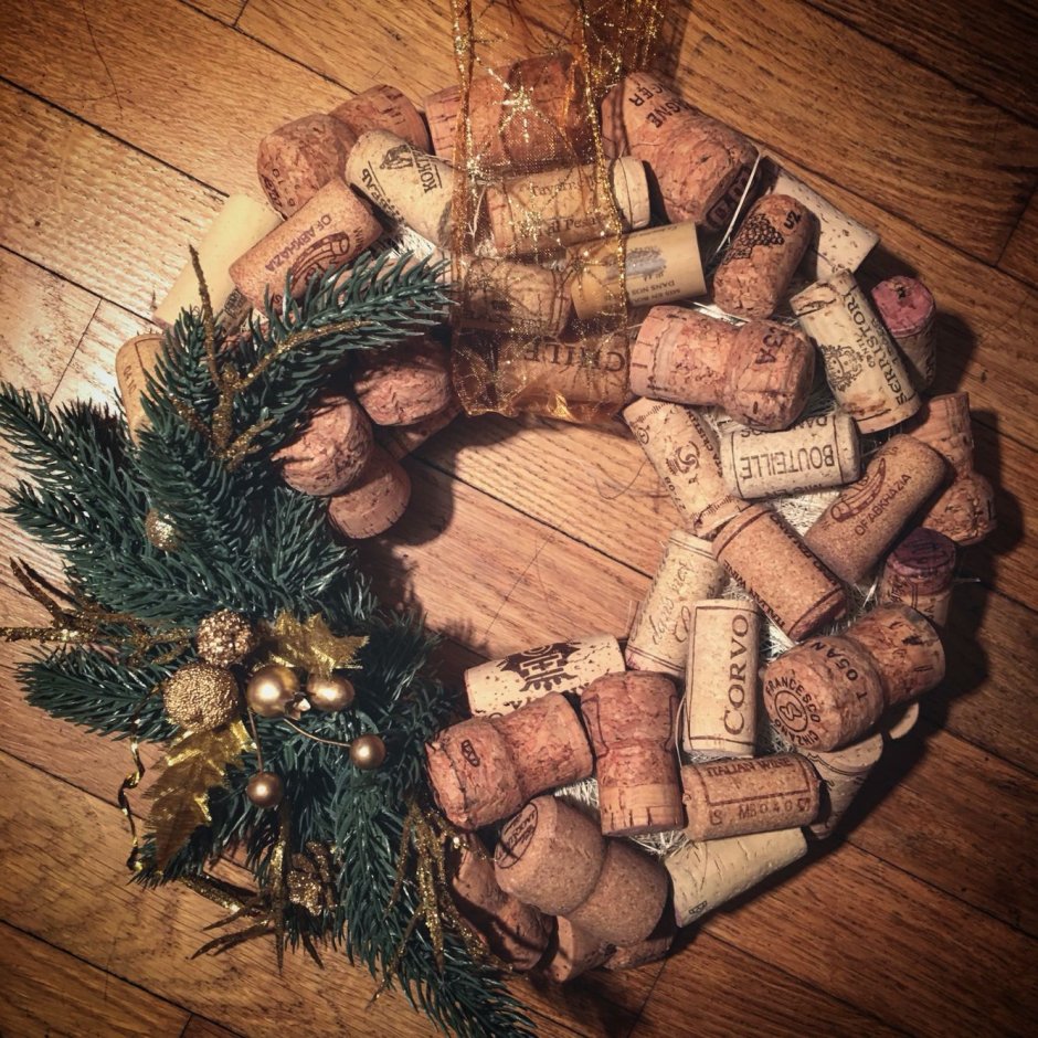 Рождественский венок из пробок от вина и шампанского