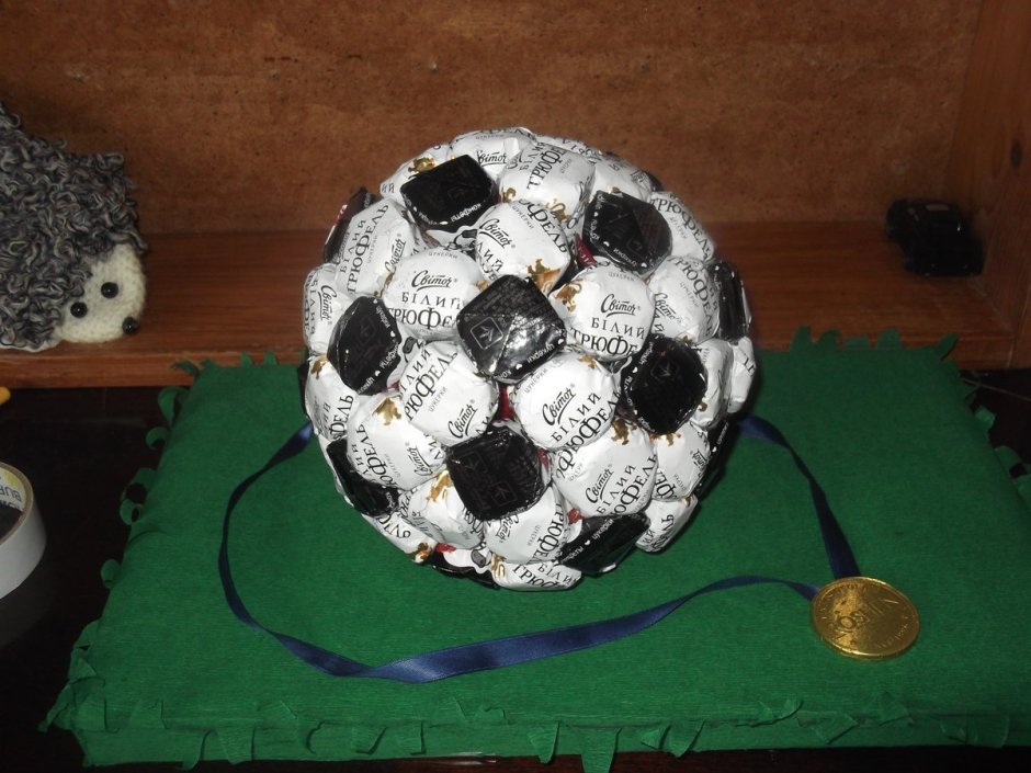 Футбольный мяч в подарок мальчику из конфет