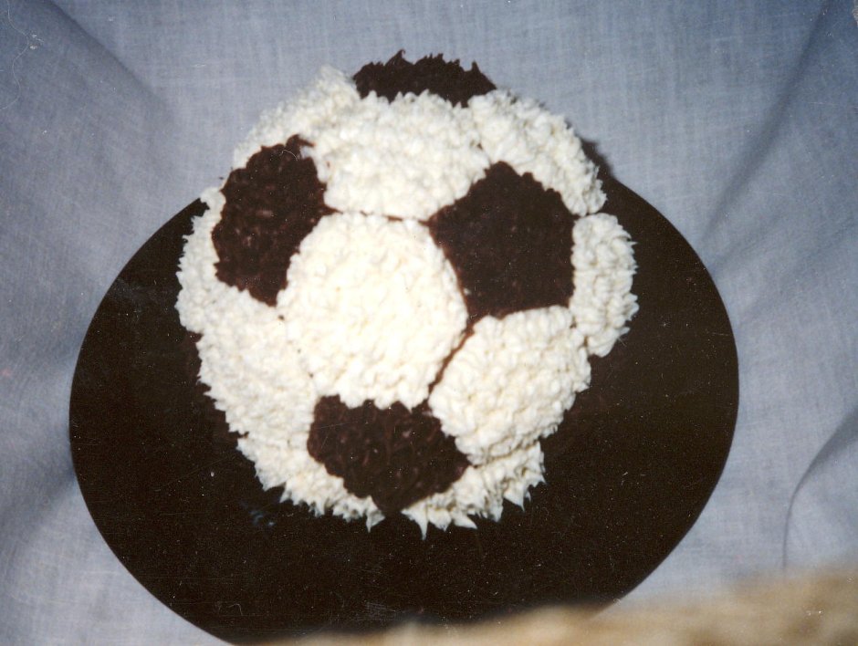 Футбольный мяч из природного материала