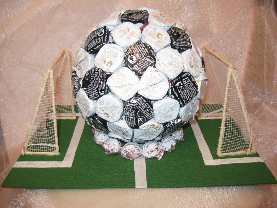 Сладкий футбольный мяч из конфет