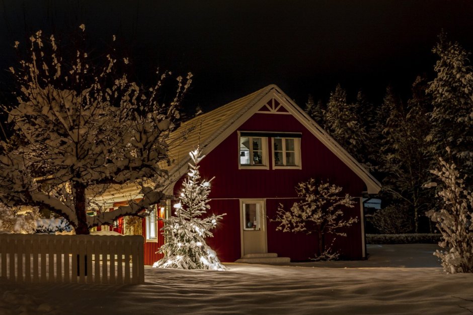 Дом зимой ночью