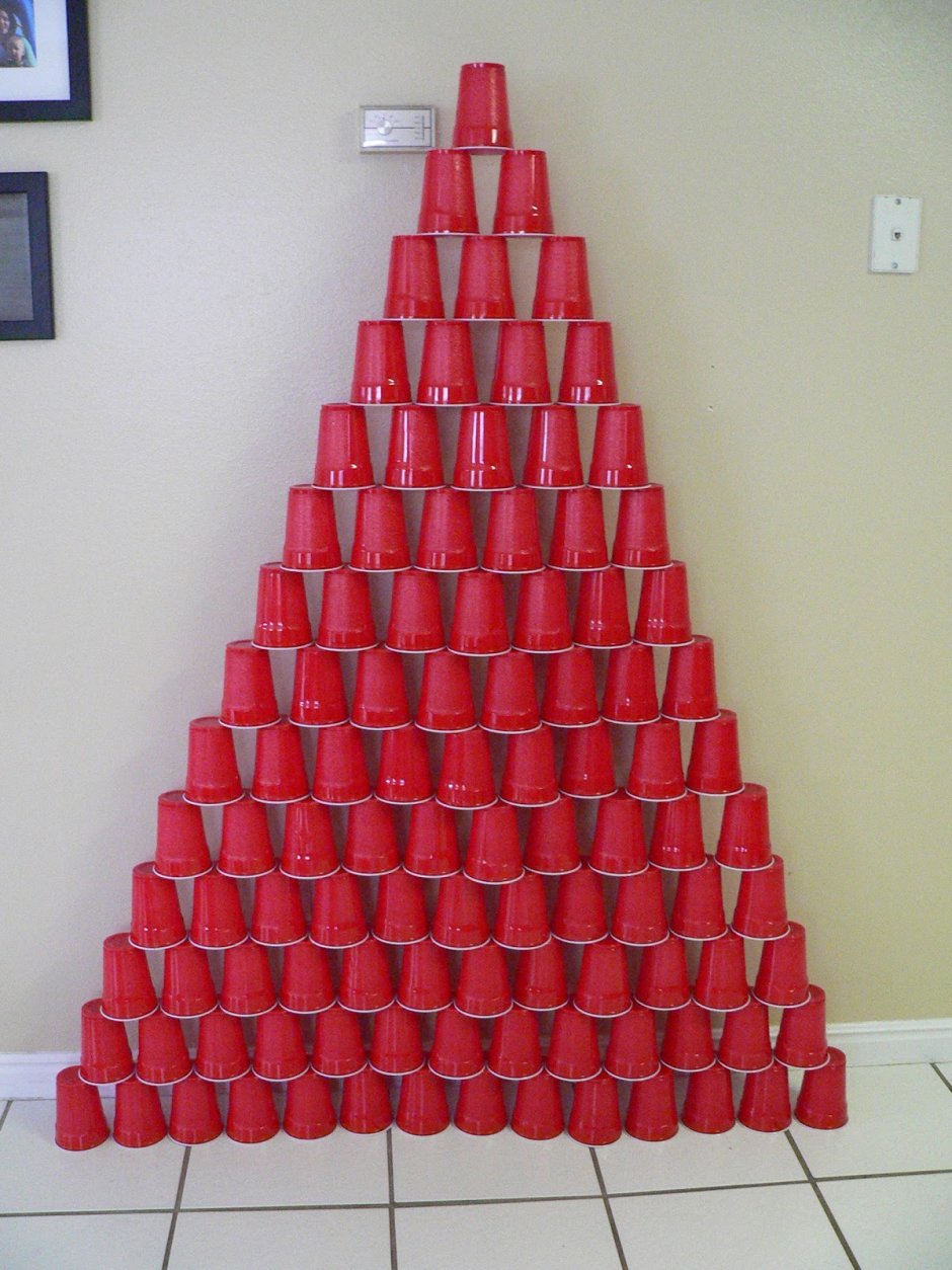 Пирамида из пластиковых стаканчиков