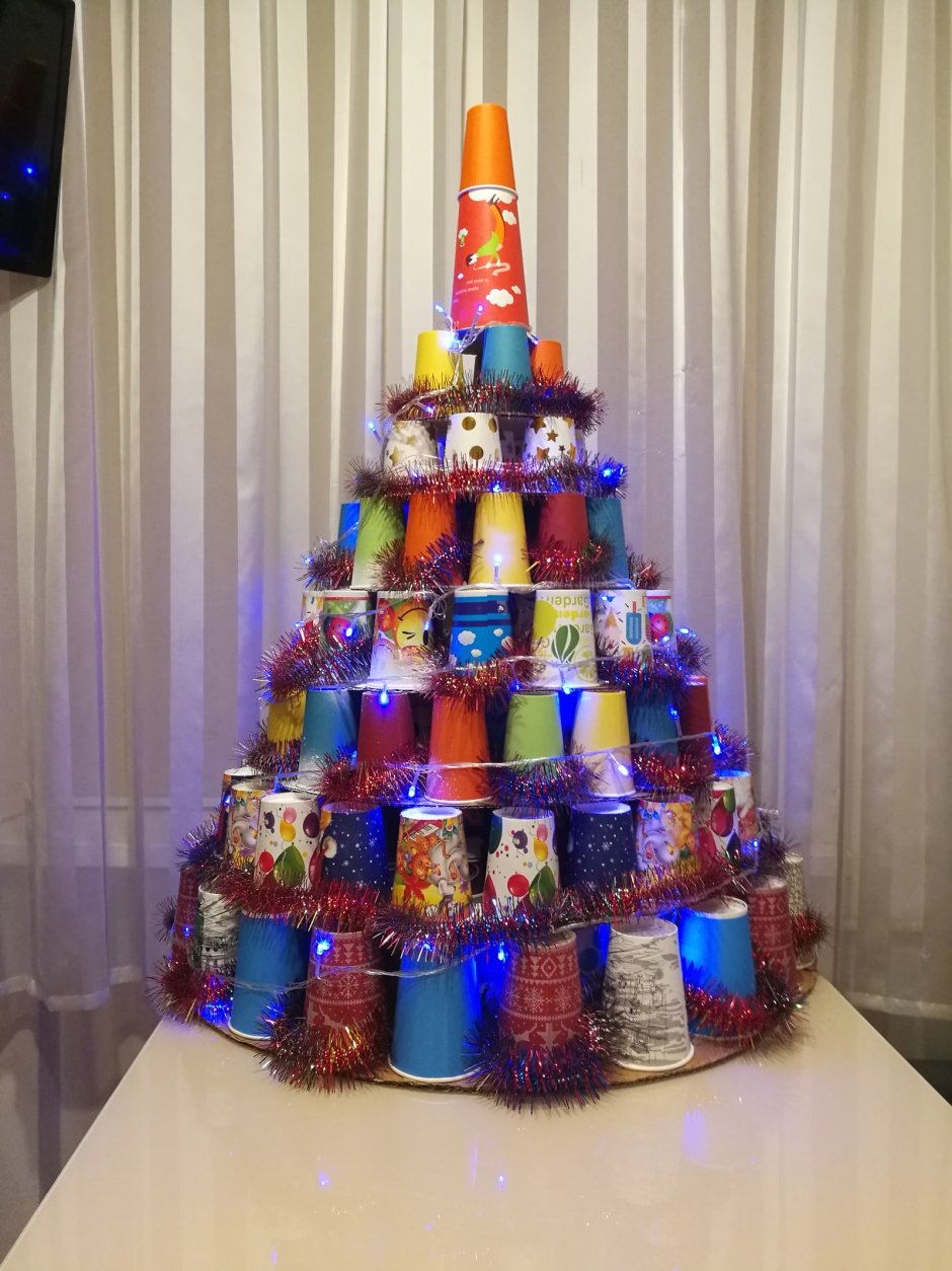 Новогодняя елка из стаканчиков