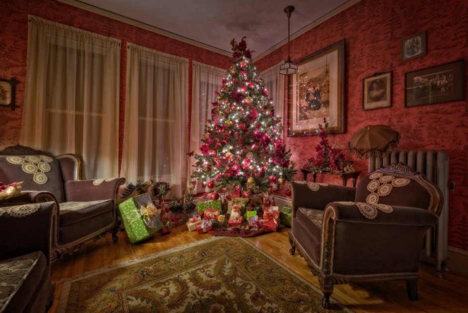 Комната с рождественской елкой