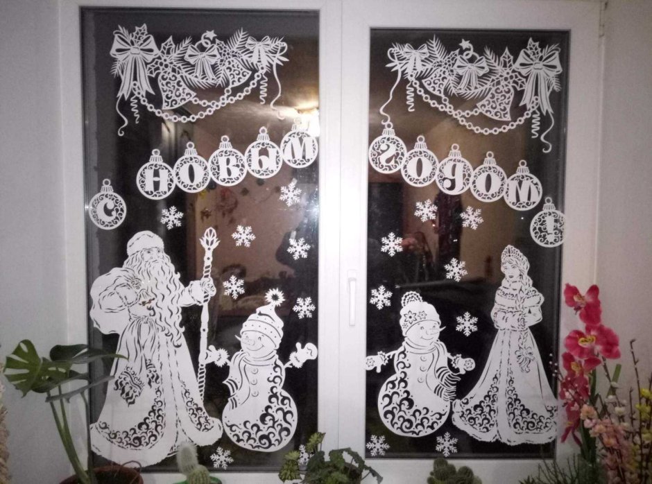 Новогодние окна украшенные