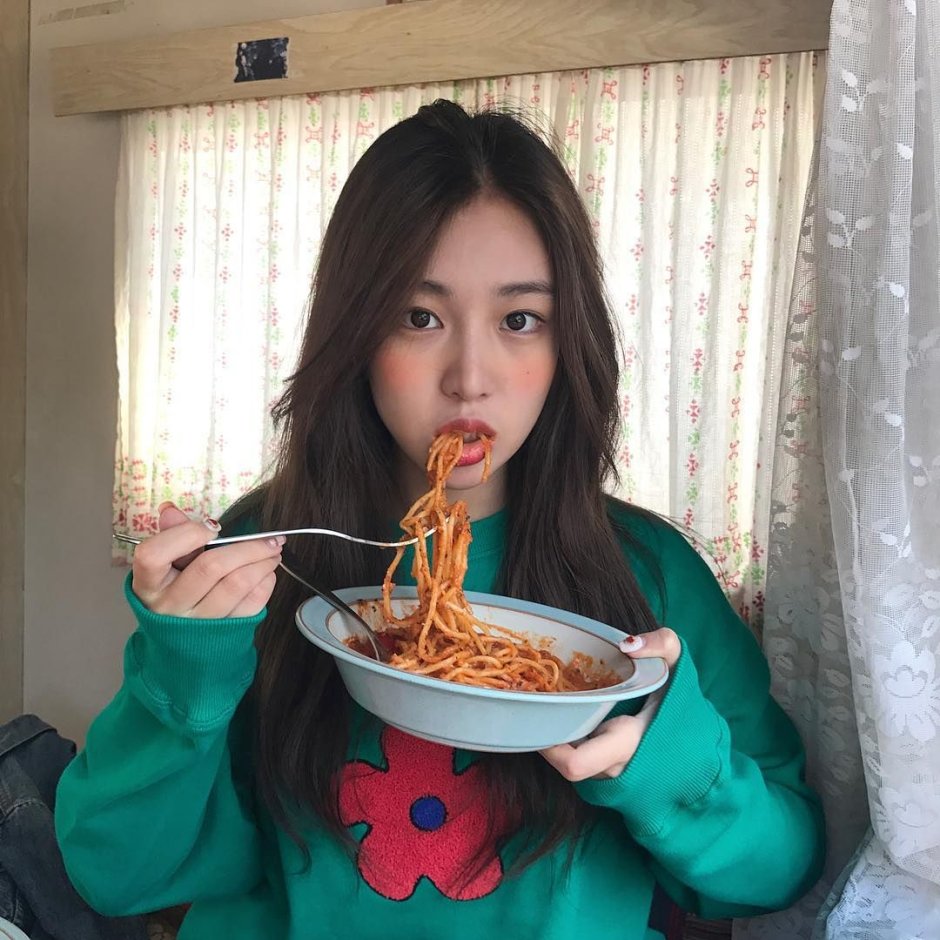 Кореянка с едой
