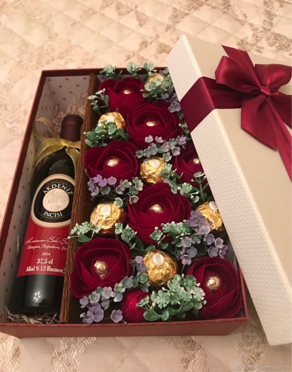 Подарочная коробка с конфетами