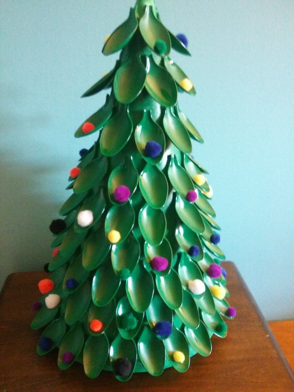 Новогодняя елка из пластмассовых ложек