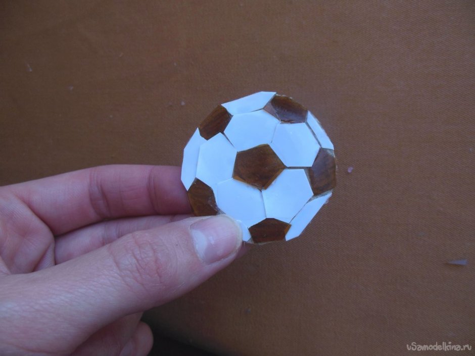 Футбольный мячик из картона