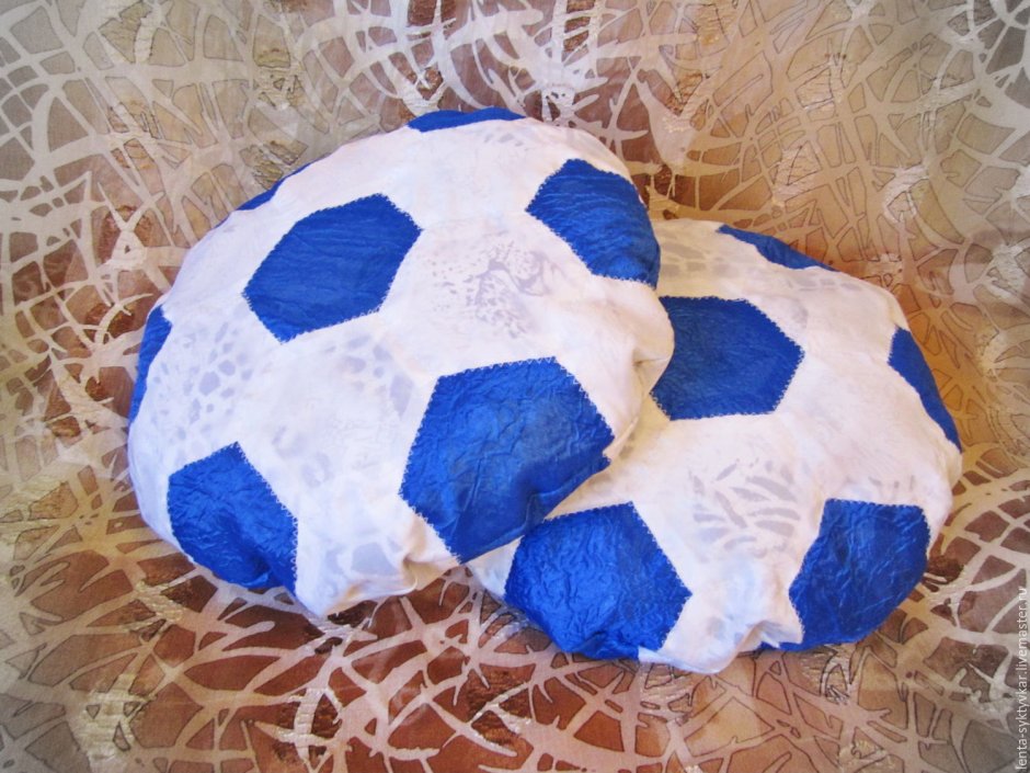 Подушка в виде футбольного мяча