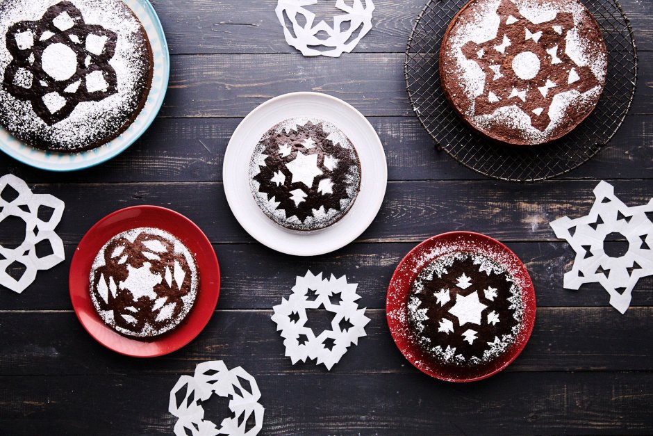 Шоколадные снежинки для торта