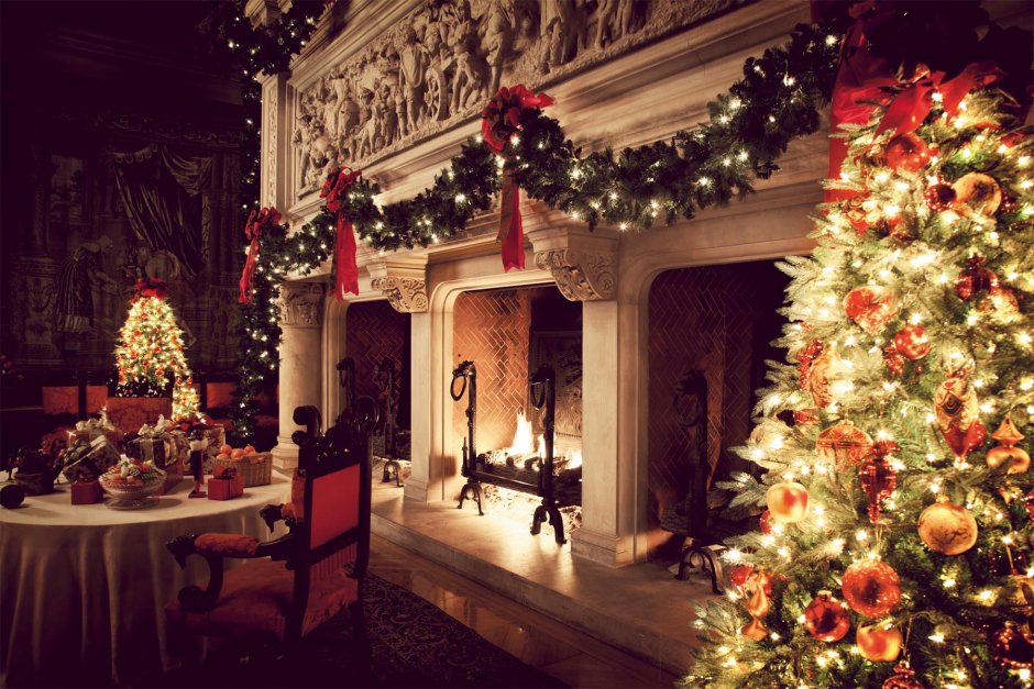 Красивый зал с новогодней ёлкой