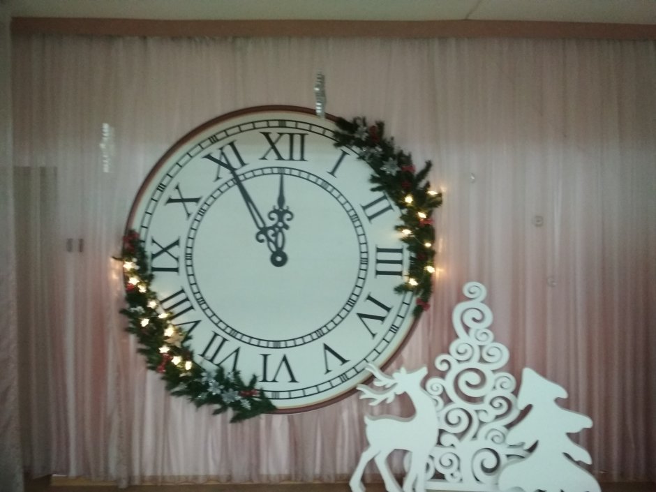Новогодние часы для украшения зала