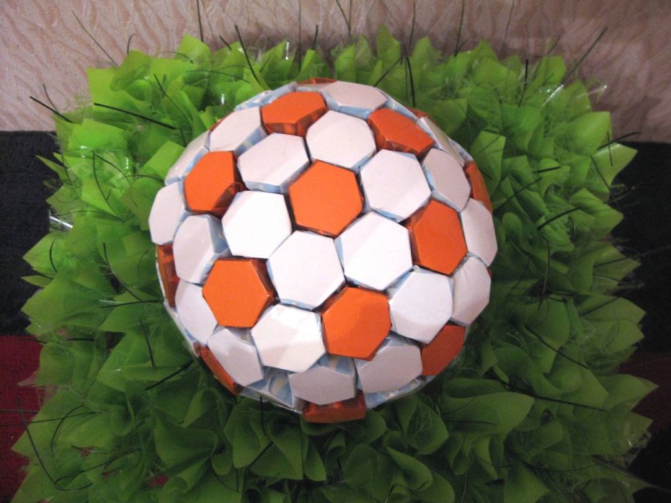 Футбольный мячик из конфет