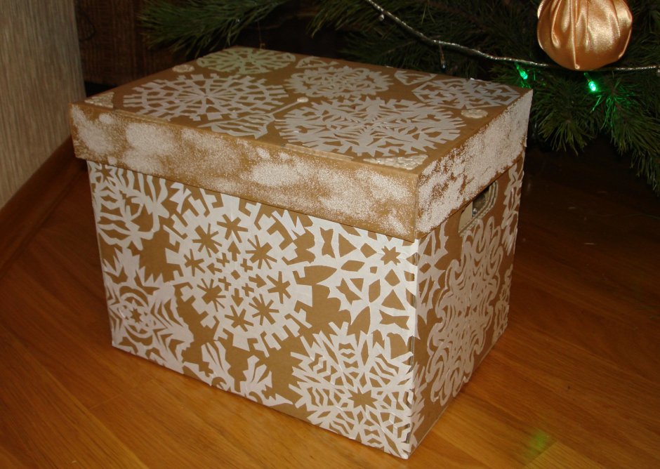 Декор большой картонной коробки
