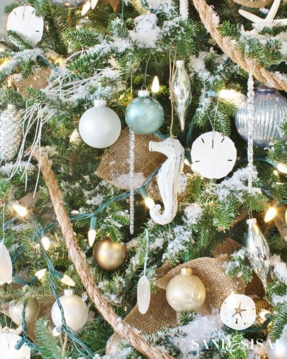 Сочетание новогодних шаров на елке