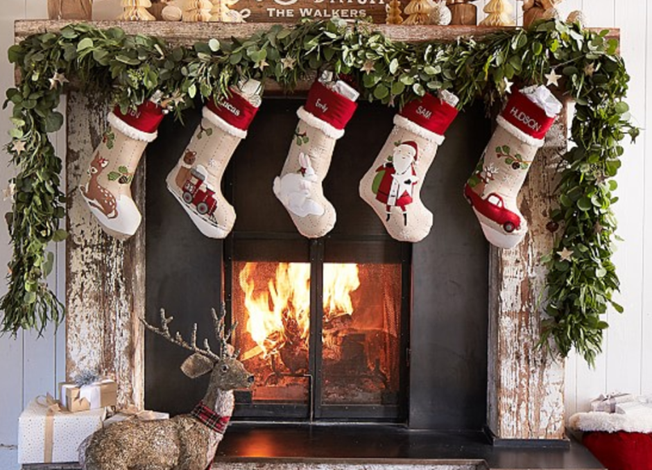 Рождественские носки для подарков над камином