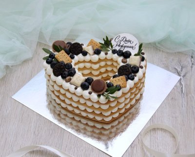 Торт с медовыми коржами и кремом чиз