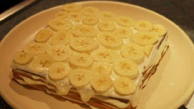 Торт без выпечки из печенья и сметаны и бананов