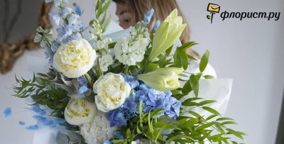 Букет голубая гортензия и белые розы и эустом