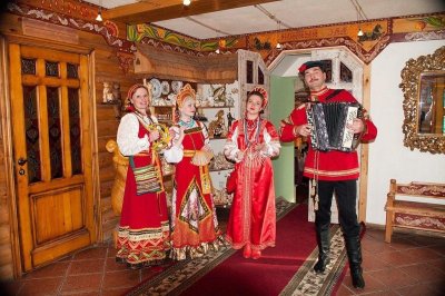 Официанты ресторана русский дворик Сергиев Посад