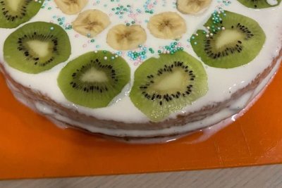 Торт без выпечки из печенья рыбки с бананом и киви