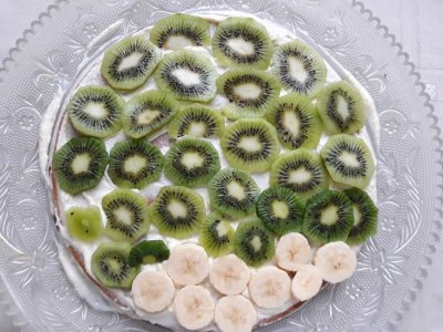 Торт из печенья с киви и бананами