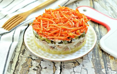 Салат из копчёной курицы с корейской морковкой и огурцом