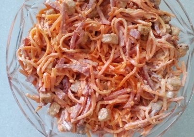 Салат из копчёной курицы с корейской морковкой и болгарским перцем