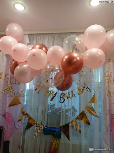 Декорация из воздушных шаров и бумажных аксессуаров