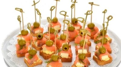 Канапе для фуршета на шпажках из красной рыбы
