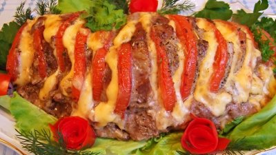Свинина гармошка запеченная в духовке с помидорами и сыром