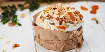 Украшение куличей сухофруктами и орехами