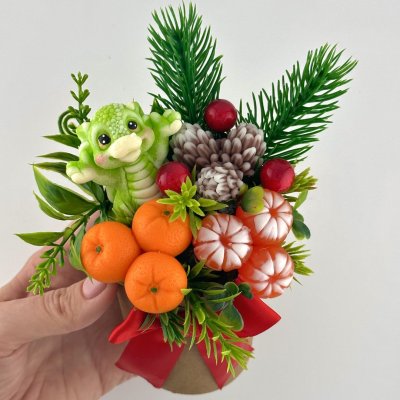 Композиция с искусственными фруктами