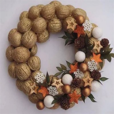 Елочное украшение из скорлупы грецкого ореха