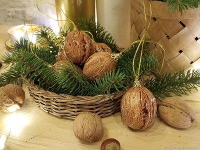 Елочные игрушки из грецких орехов