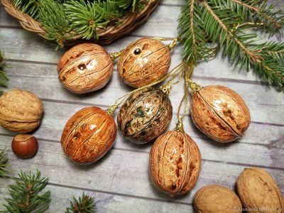 Елочные игрушки из ореховой скорлупы