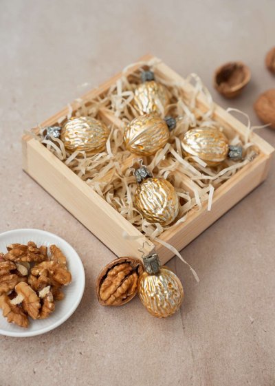 Украшения из орехов