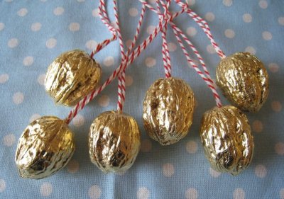 Елочная игрушка из скорлупы грецкого ореха