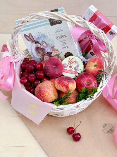 Подарочная коробка с фруктами