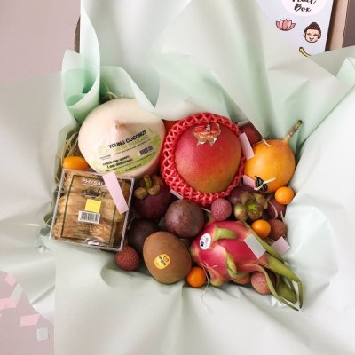 Коробки со сладостями и фруктами