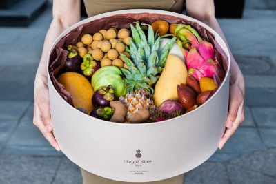 Коробки с экзотическими фруктами