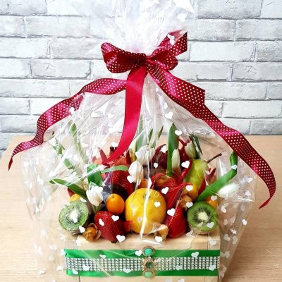 Корзина из фруктов и конфет