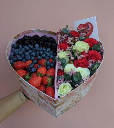 Коробочка с фруктами и цветами