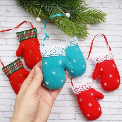 Елочная игрушка варежка