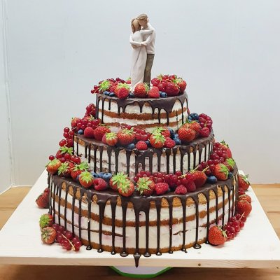 Свадебные торты с шоколадными фигурами