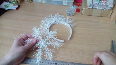 Ободок Снежинка своими руками из мишуры