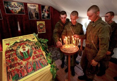 Военнослужащие в храме