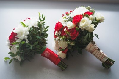 Свадебный букет невесты красный букет
